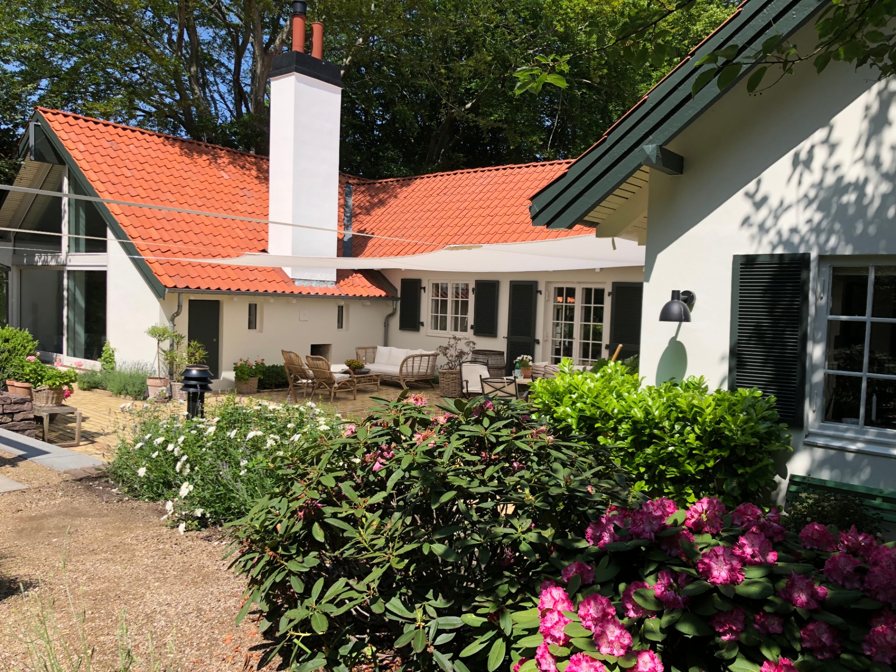 Solsejl spændt op mellem huse over terrasse